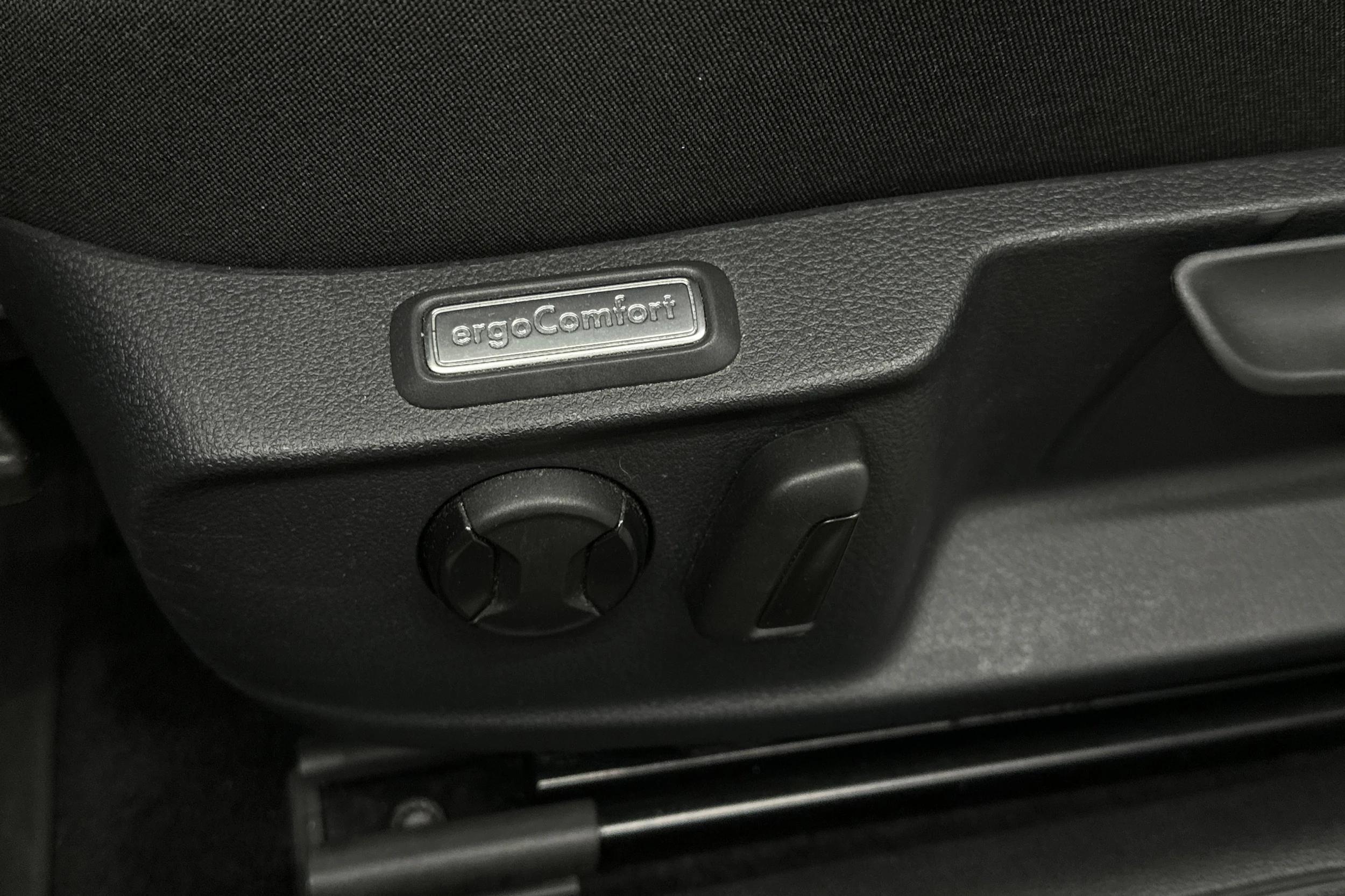 harmaa Volkswagen Passat 2024 kuva 13.