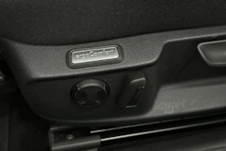 harmaa Volkswagen Passat 2024 kuva 13.