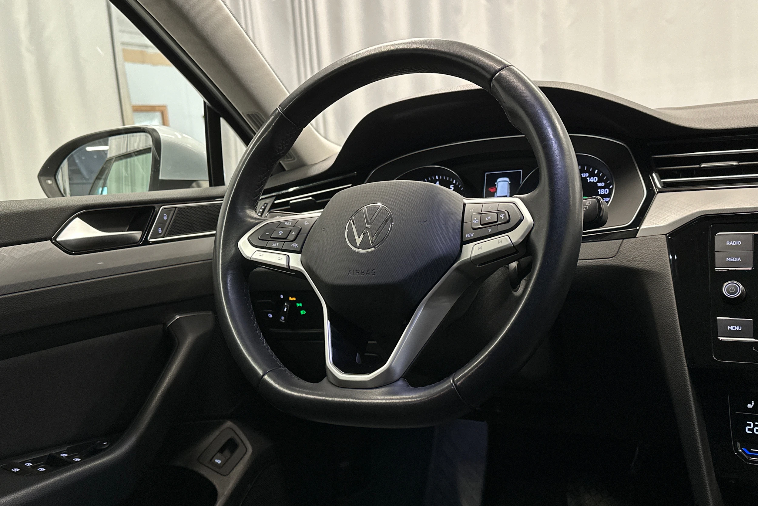 harmaa Volkswagen Passat 2024 kuva 14.