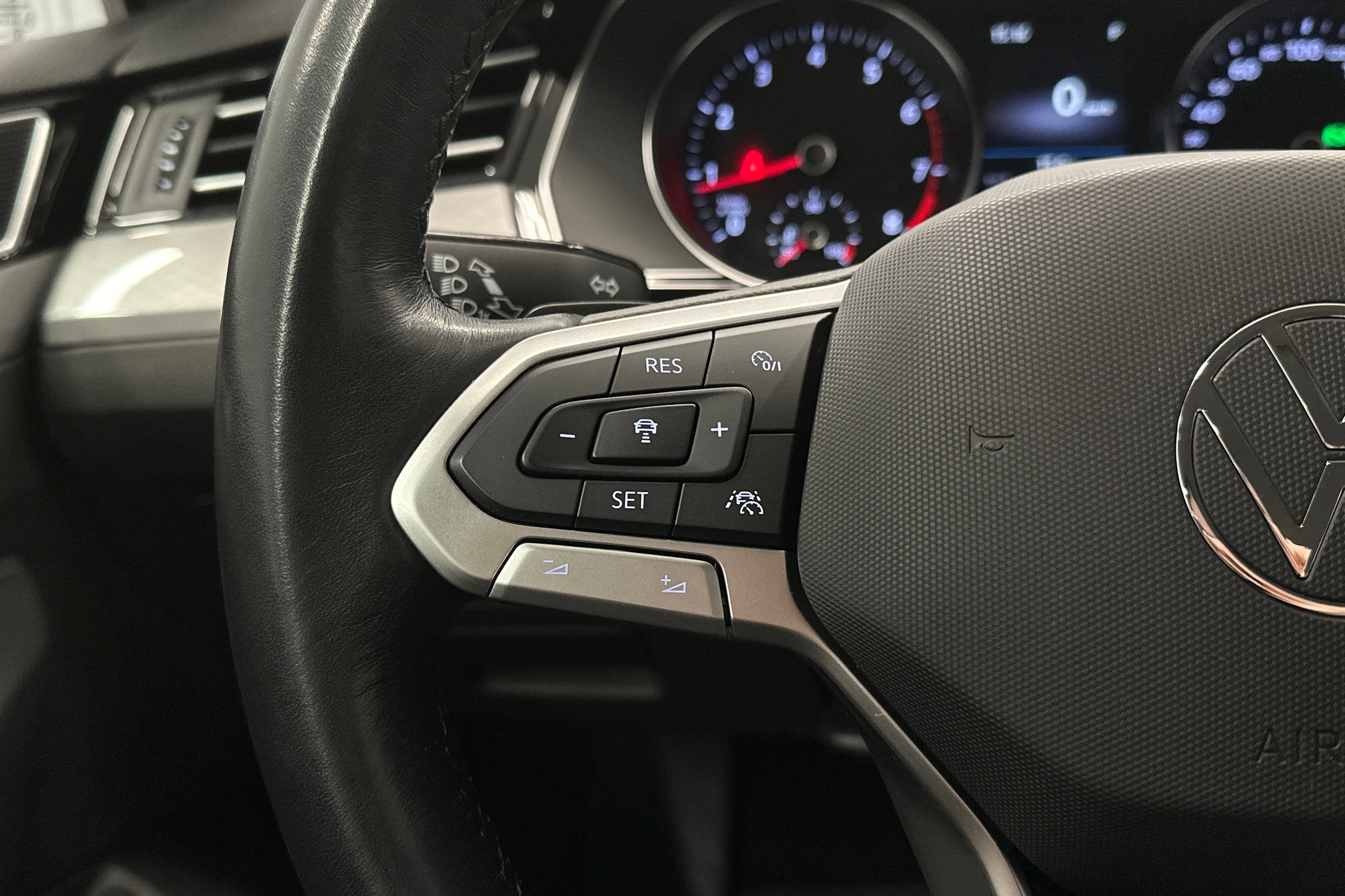 harmaa Volkswagen Passat 2024 kuva 15.