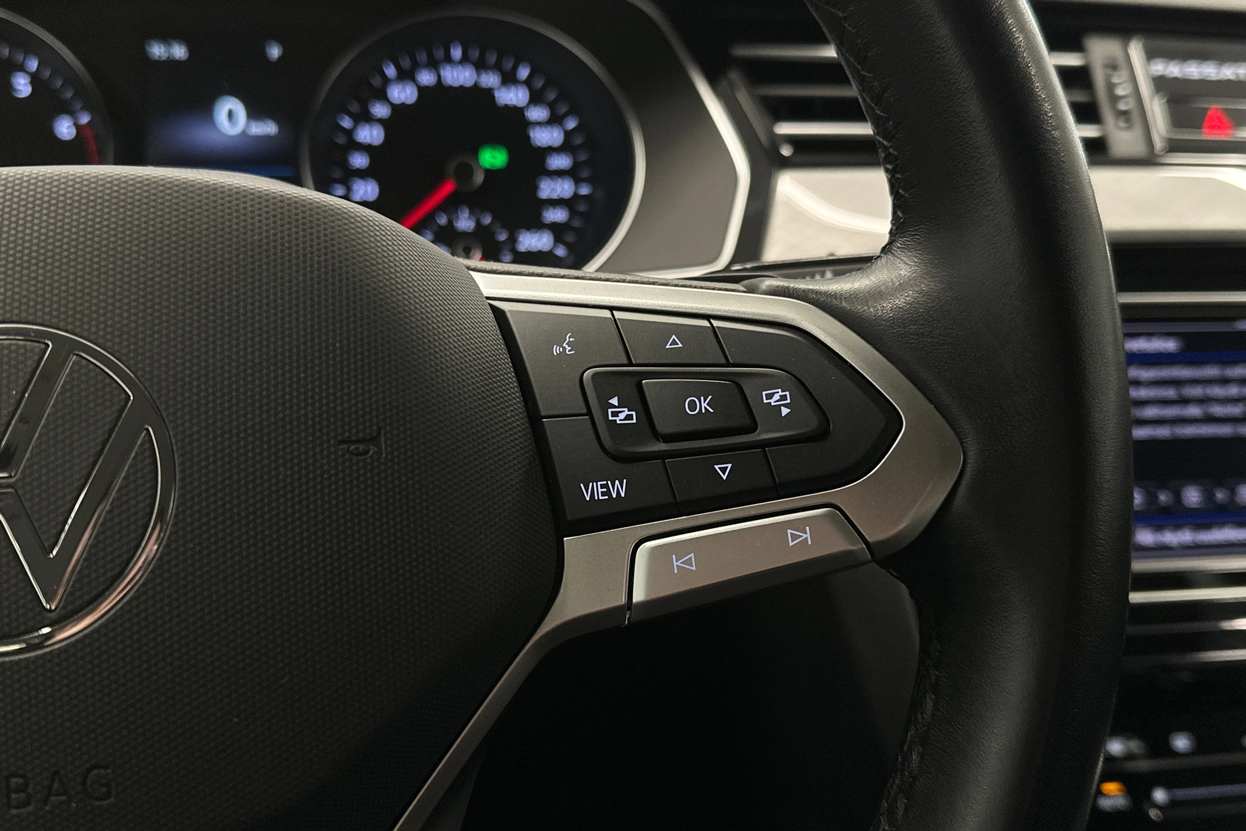 harmaa Volkswagen Passat 2024 kuva 16.