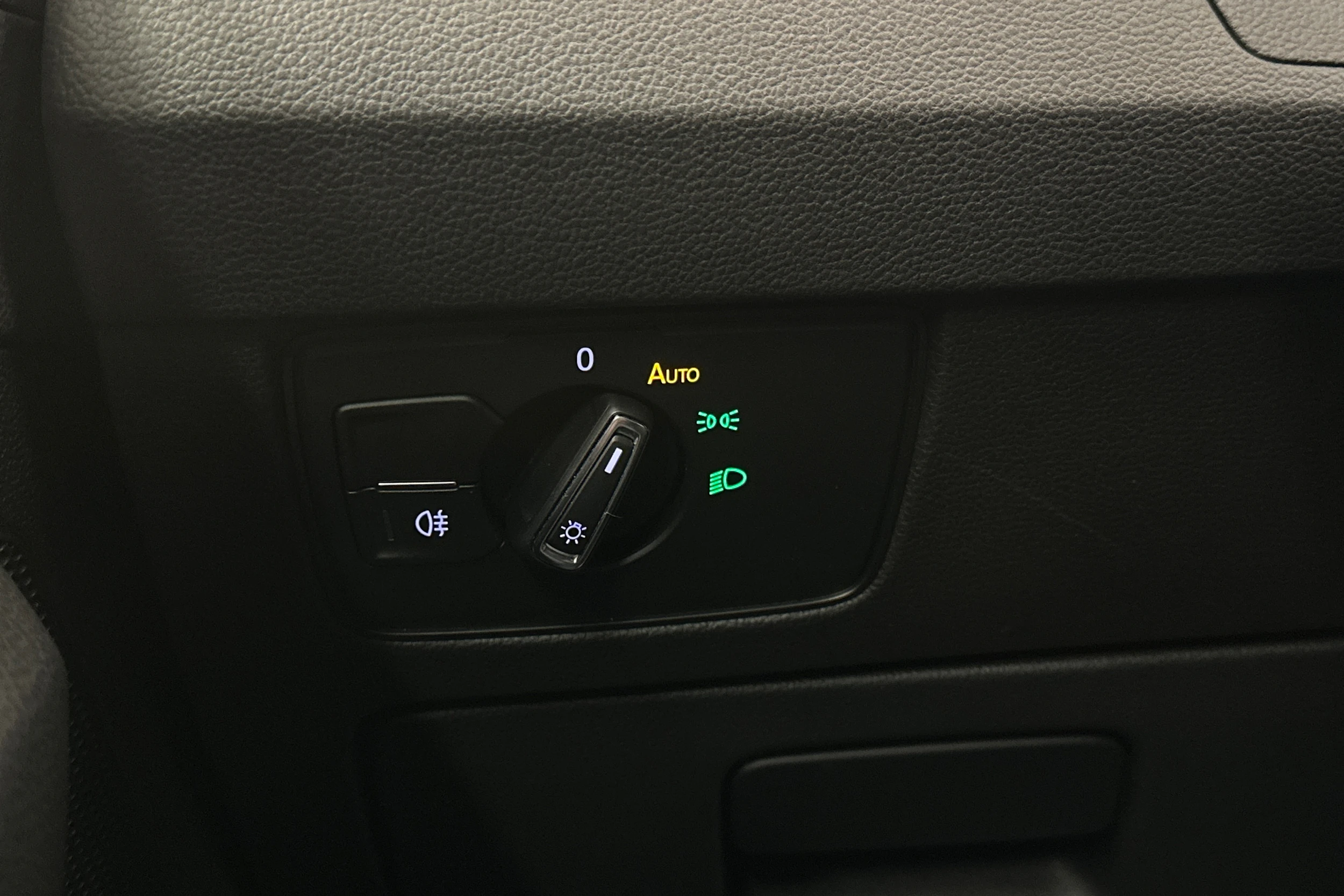 harmaa Volkswagen Passat 2024 kuva 17.