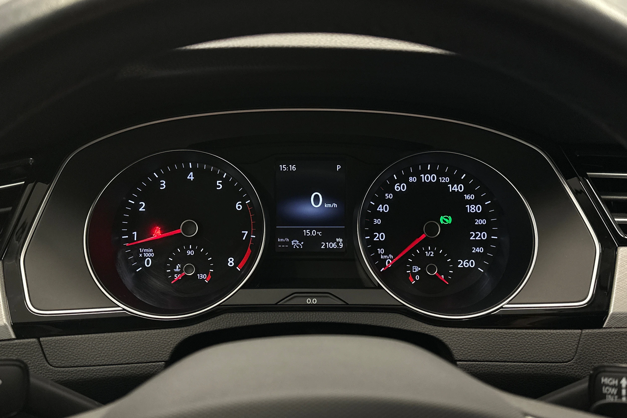 harmaa Volkswagen Passat 2024 kuva 18.