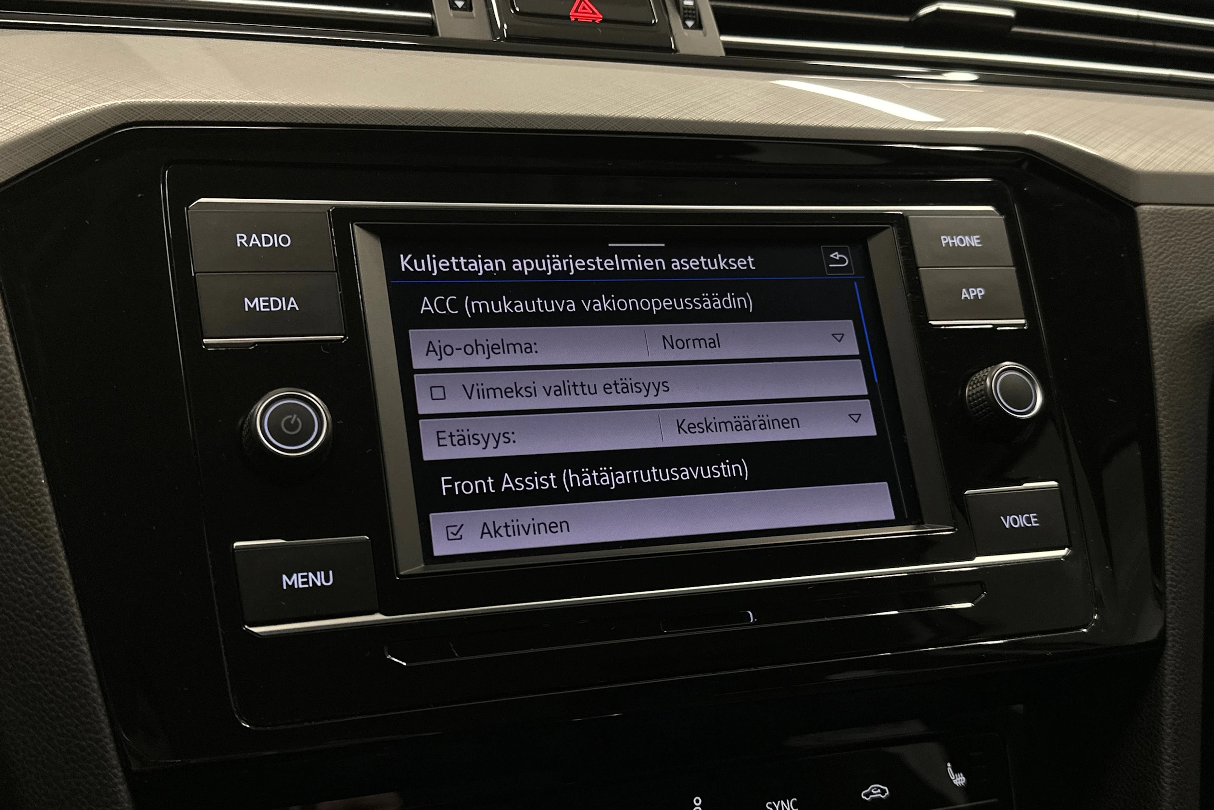 harmaa Volkswagen Passat 2024 kuva 20.