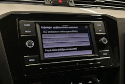 harmaa Volkswagen Passat 2024 kuva 20.