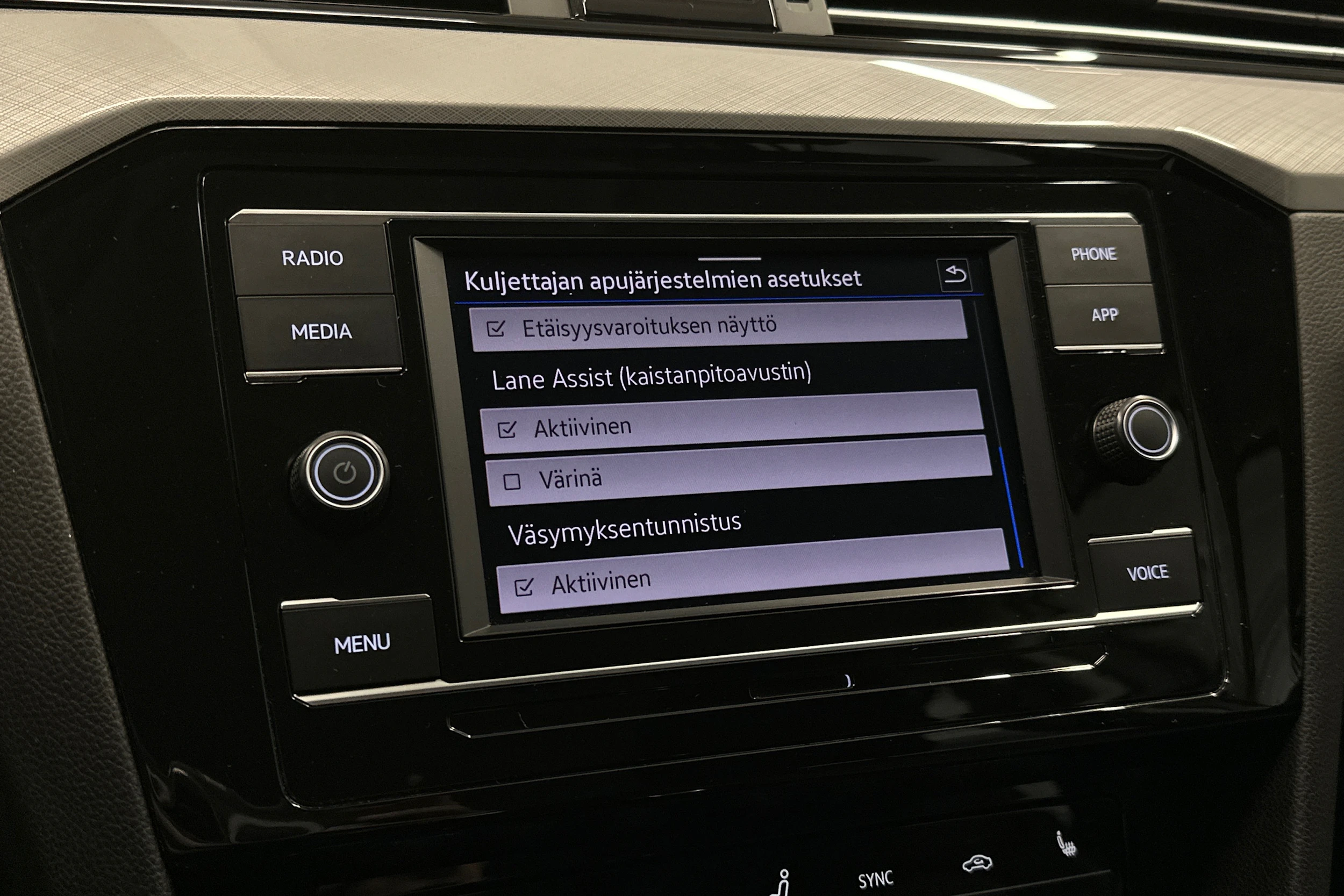 harmaa Volkswagen Passat 2024 kuva 21.