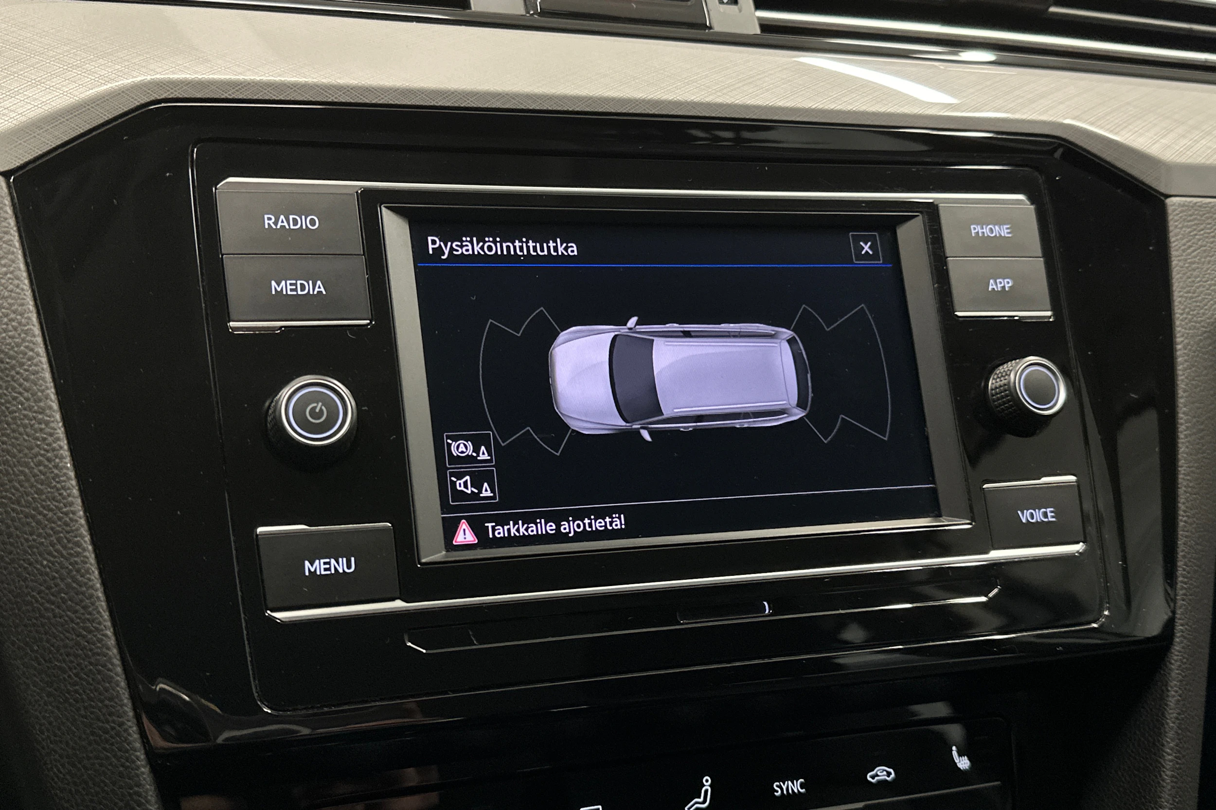 harmaa Volkswagen Passat 2024 kuva 22.