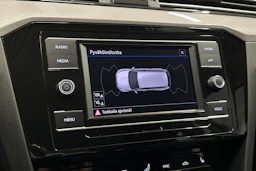 harmaa Volkswagen Passat 2024 kuva 22.