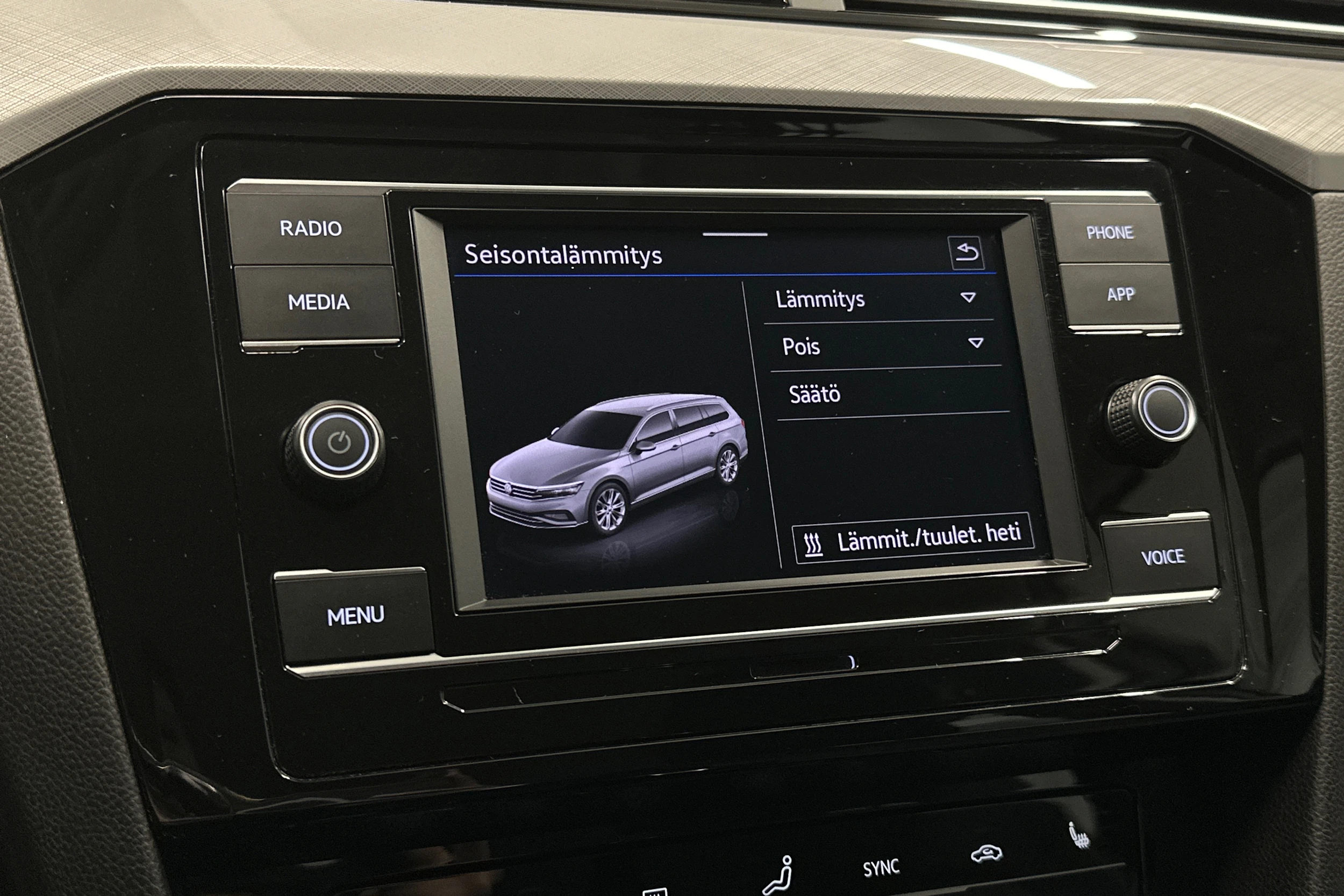 harmaa Volkswagen Passat 2024 kuva 24.