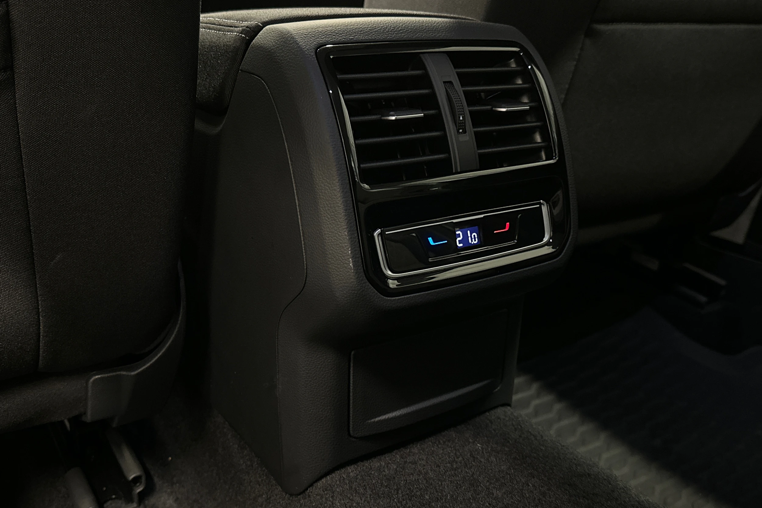 harmaa Volkswagen Passat 2024 kuva 26.