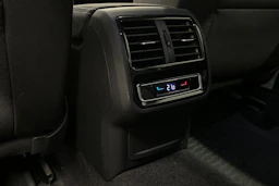 harmaa Volkswagen Passat 2024 kuva 26.