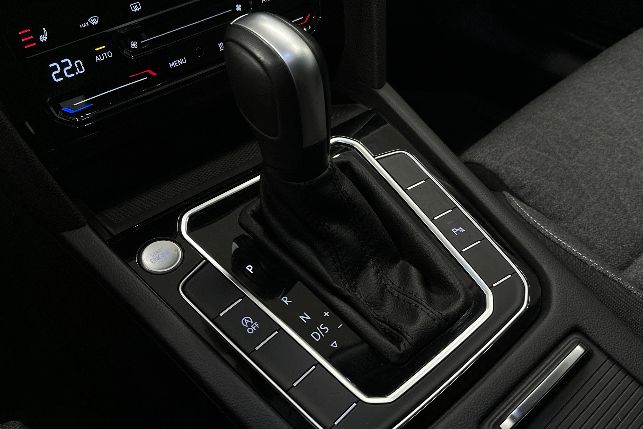 harmaa Volkswagen Passat 2024 kuva 27.