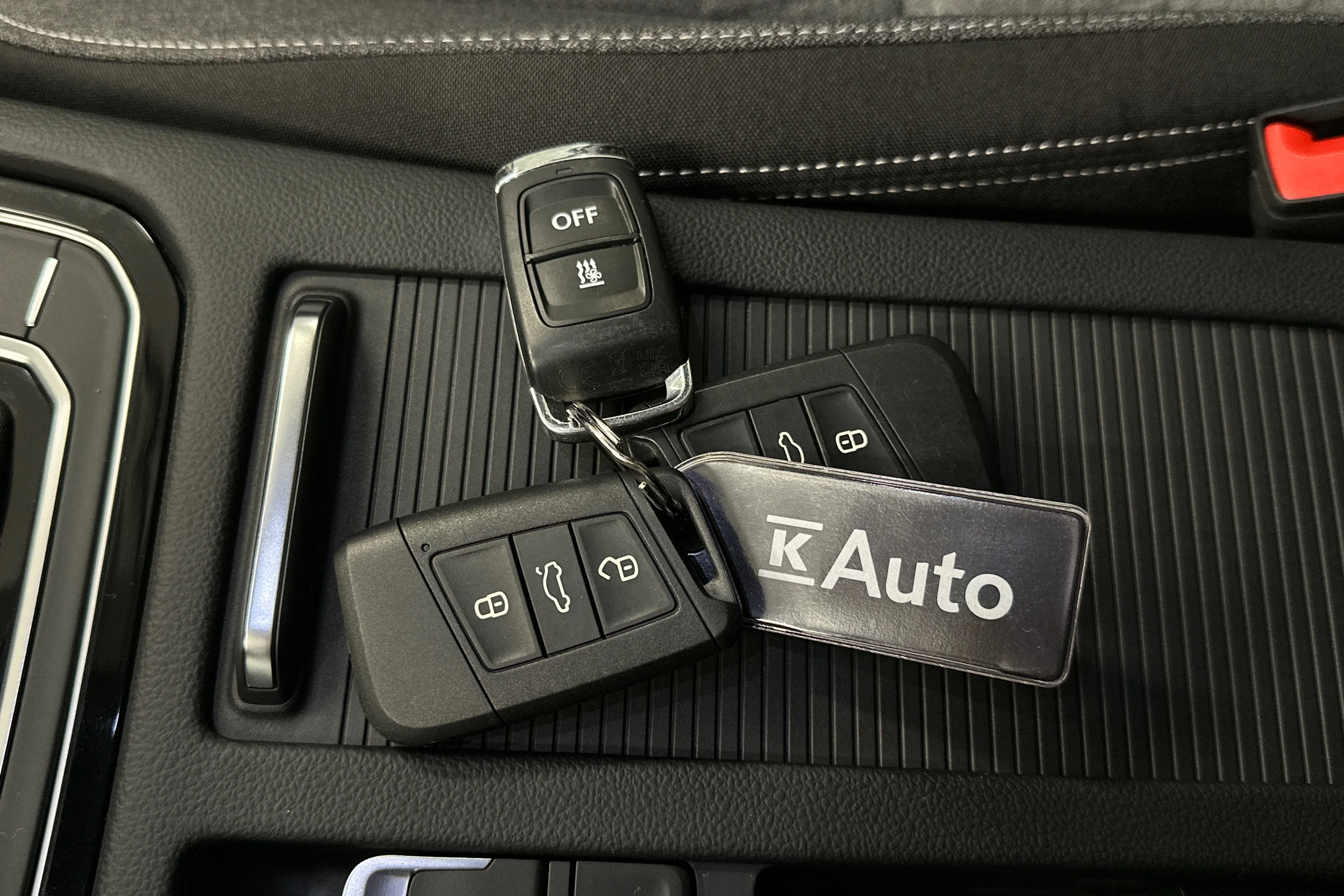 harmaa Volkswagen Passat 2024 kuva 28.