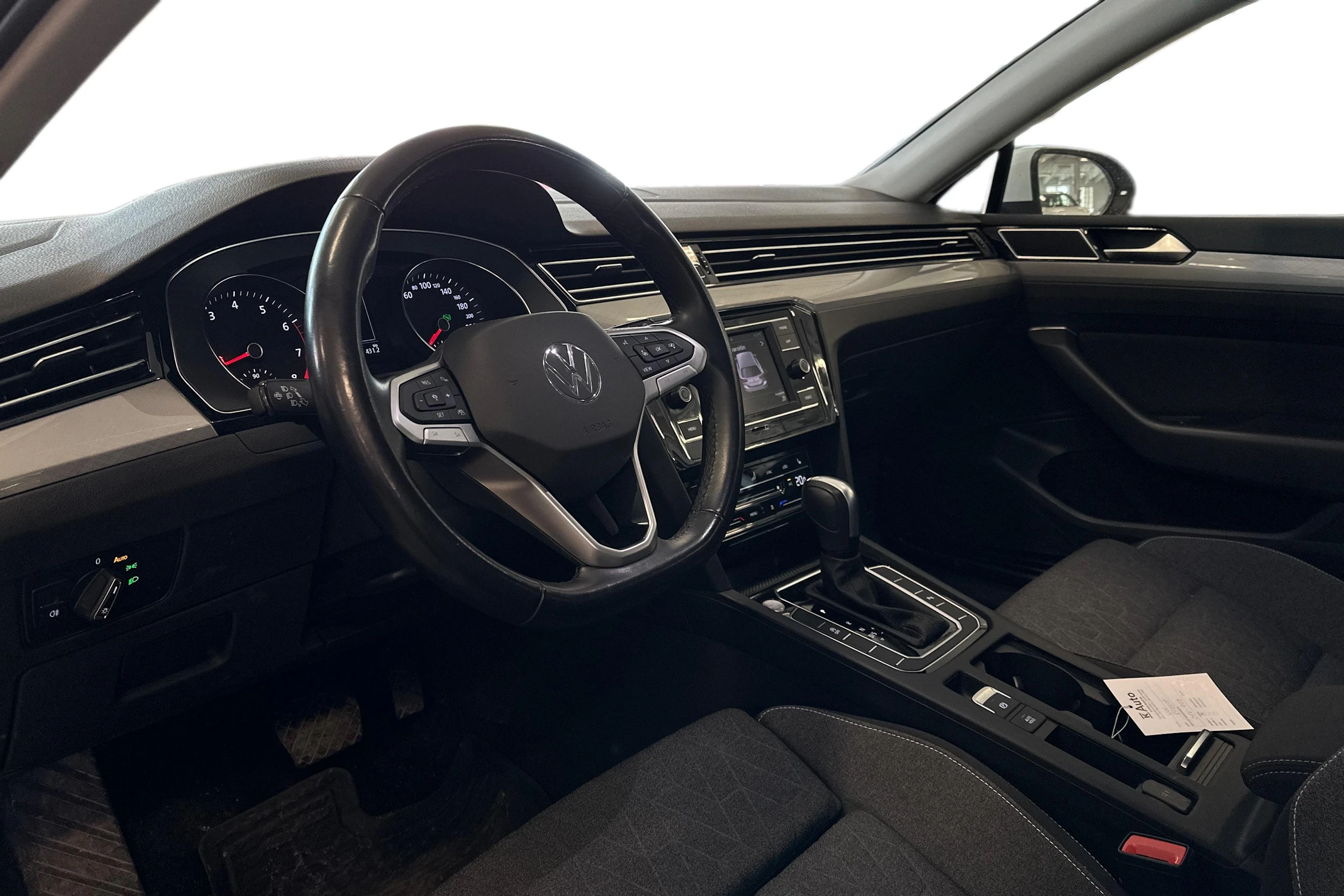 valkoinen Volkswagen Passat 2024 kuva 3.