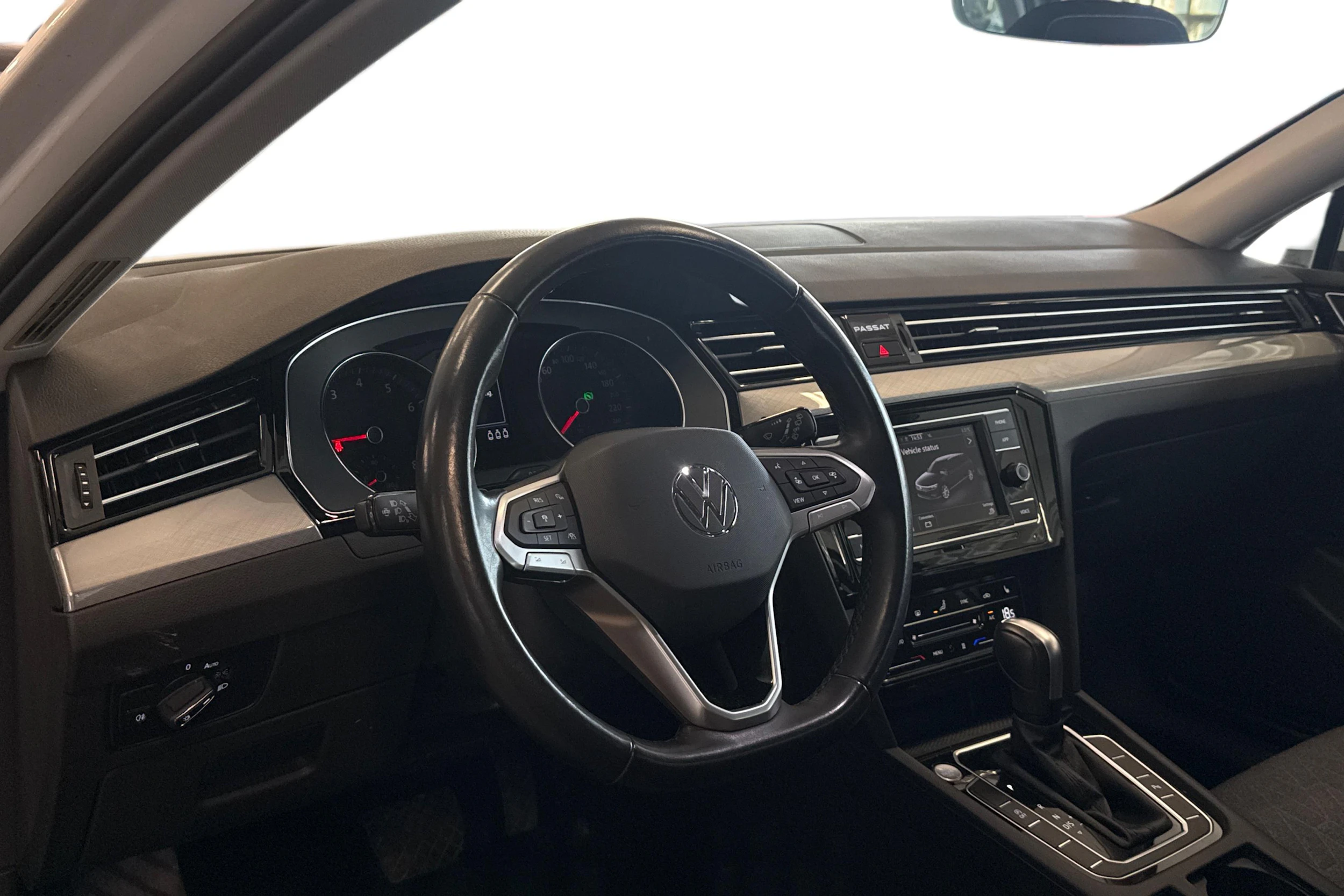 valkoinen Volkswagen Passat 2024 kuva 3.