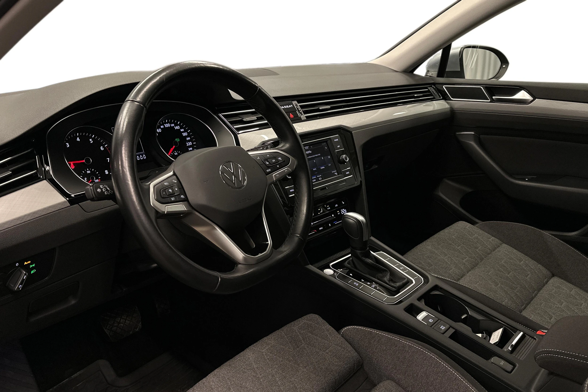 harmaa Volkswagen Passat 2024 kuva 6.