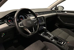 harmaa Volkswagen Passat 2024 kuva 6.