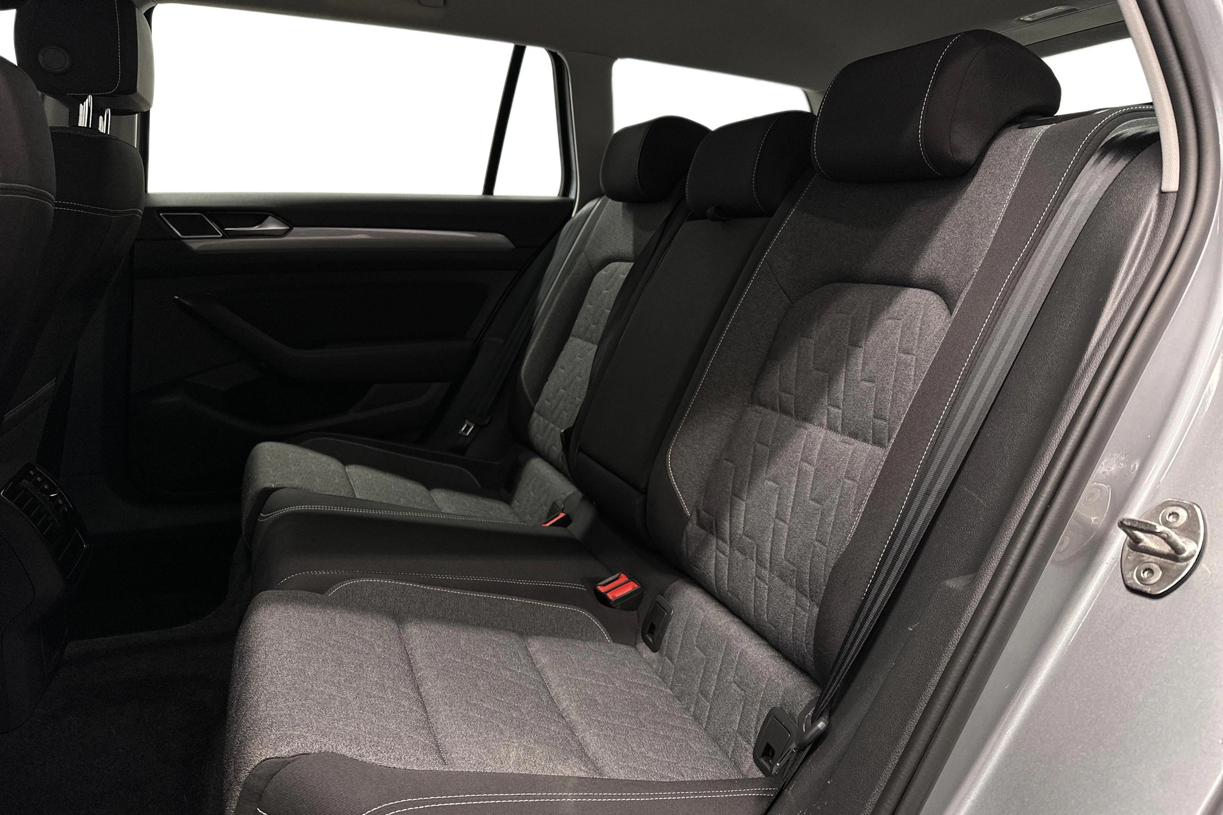 harmaa Volkswagen Passat 2024 kuva 8.