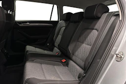 harmaa Volkswagen Passat 2024 kuva 8.