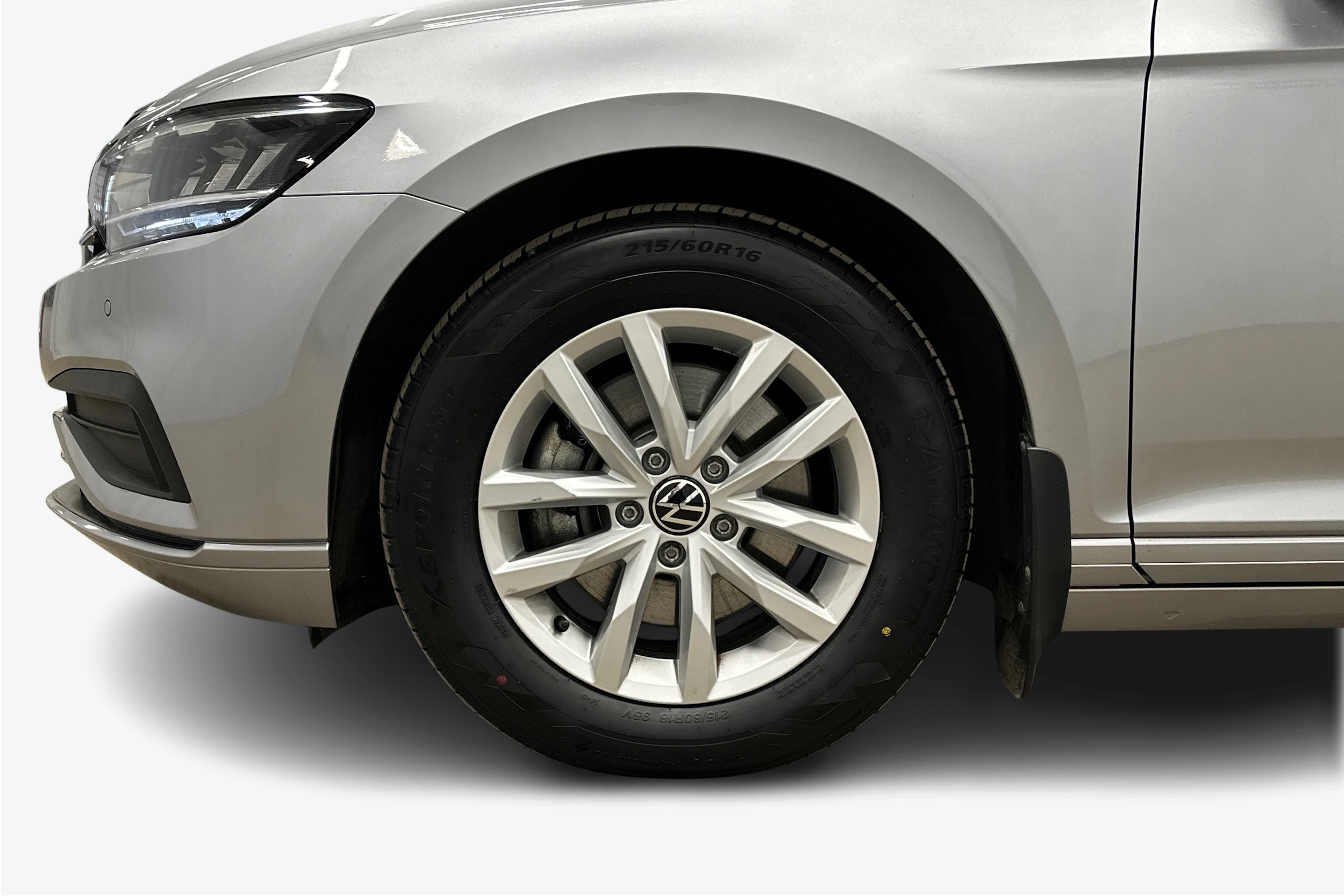 harmaa Volkswagen Passat 2024 kuva 9.