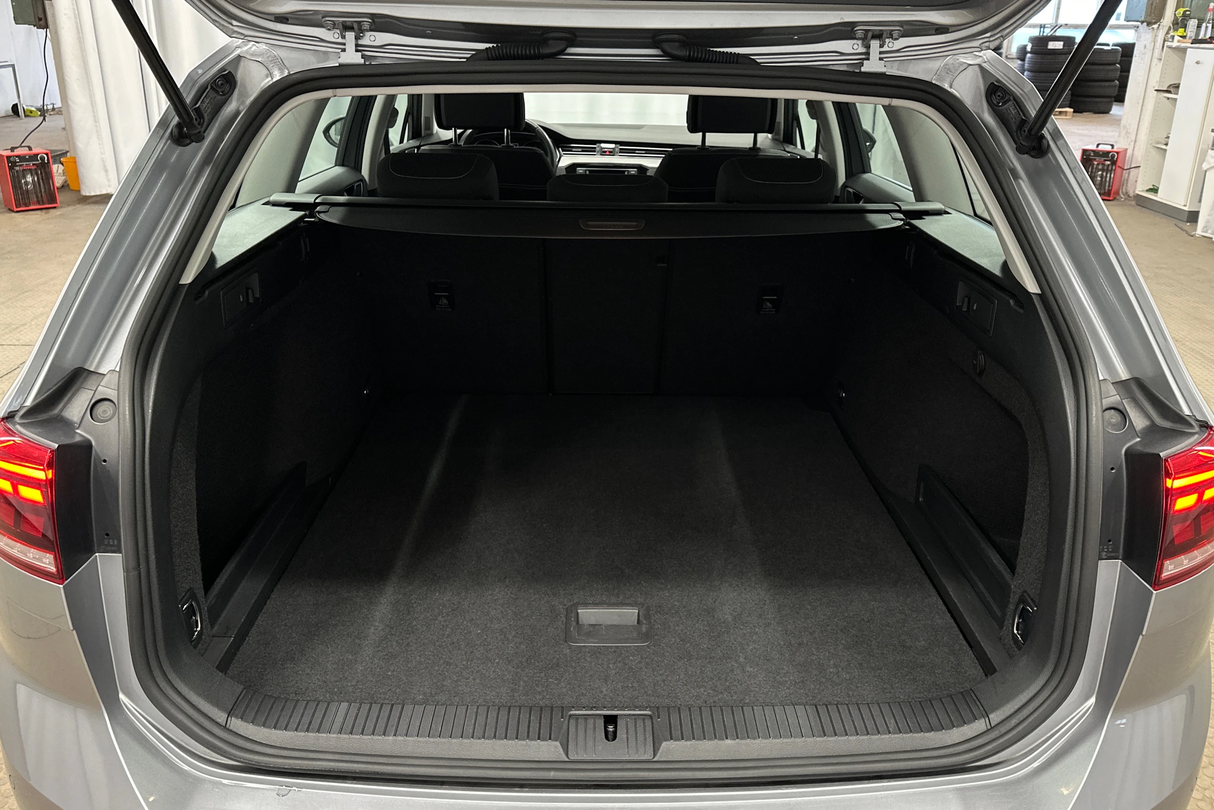 harmaa Volkswagen Passat 2024 kuva 11.