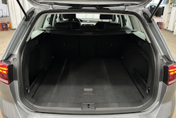 harmaa Volkswagen Passat 2024 kuva 11.