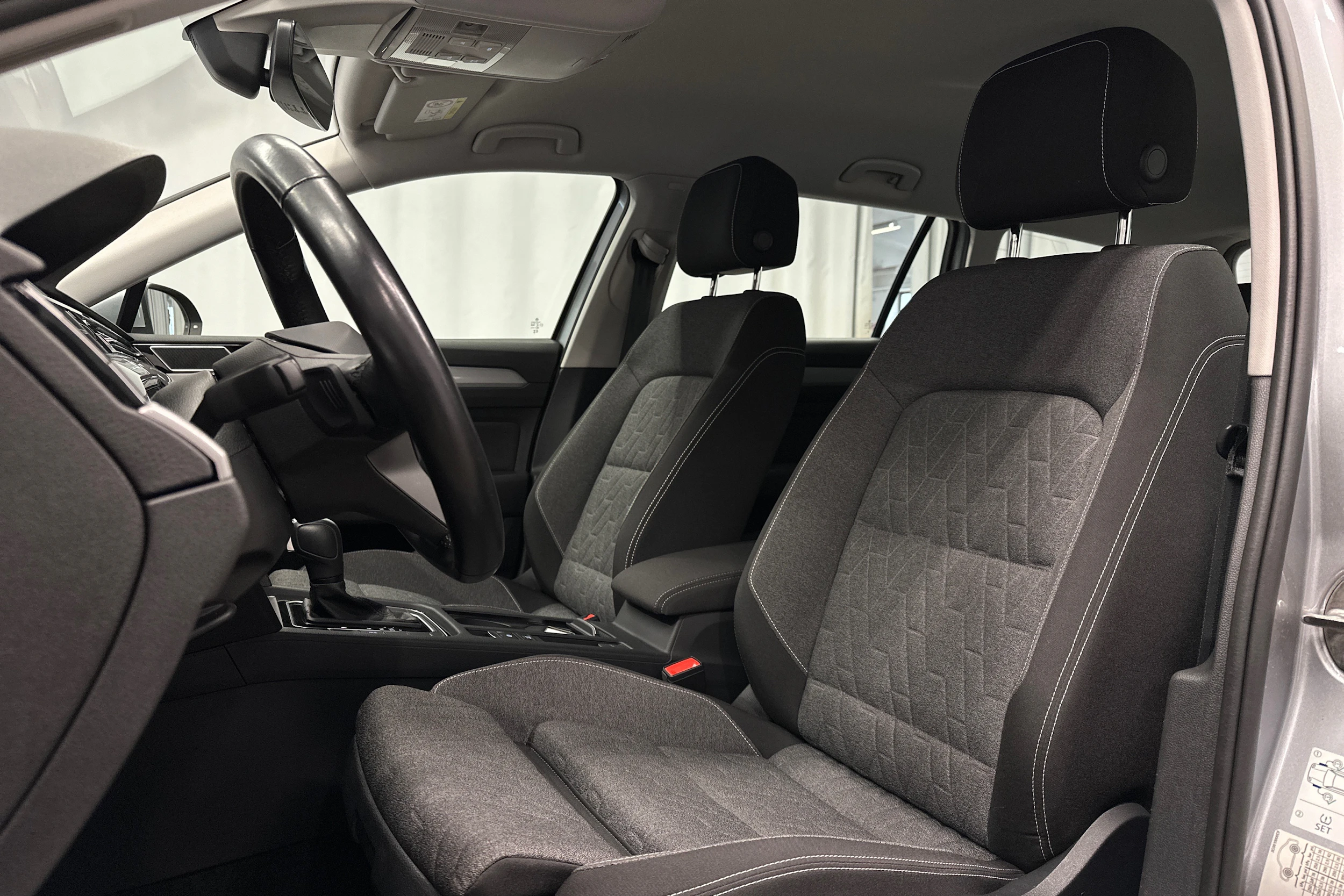 harmaa Volkswagen Passat 2024 kuva 12.