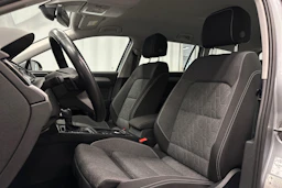 harmaa Volkswagen Passat 2024 kuva 12.