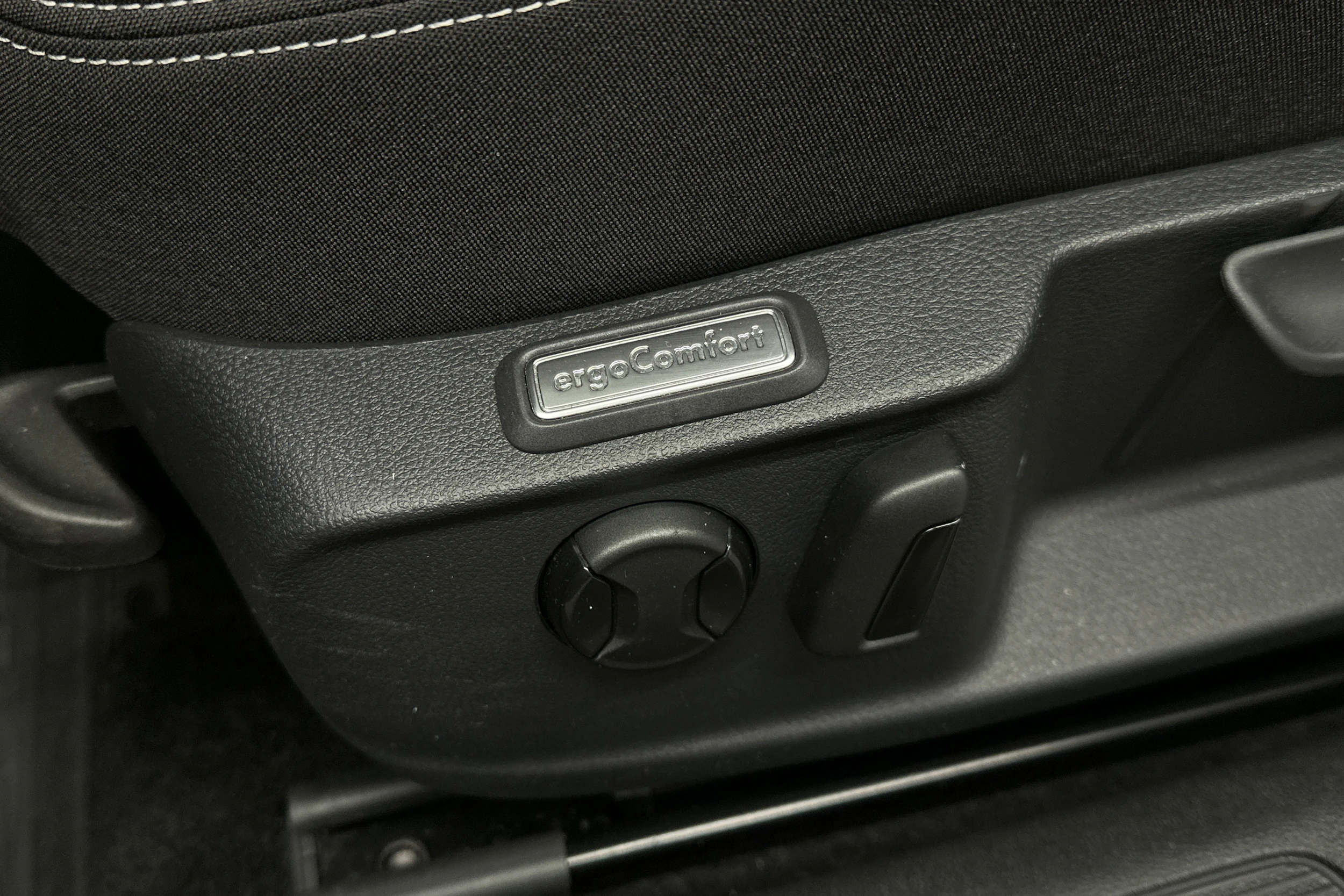 harmaa Volkswagen Passat 2024 kuva 13.