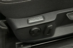 harmaa Volkswagen Passat 2024 kuva 13.