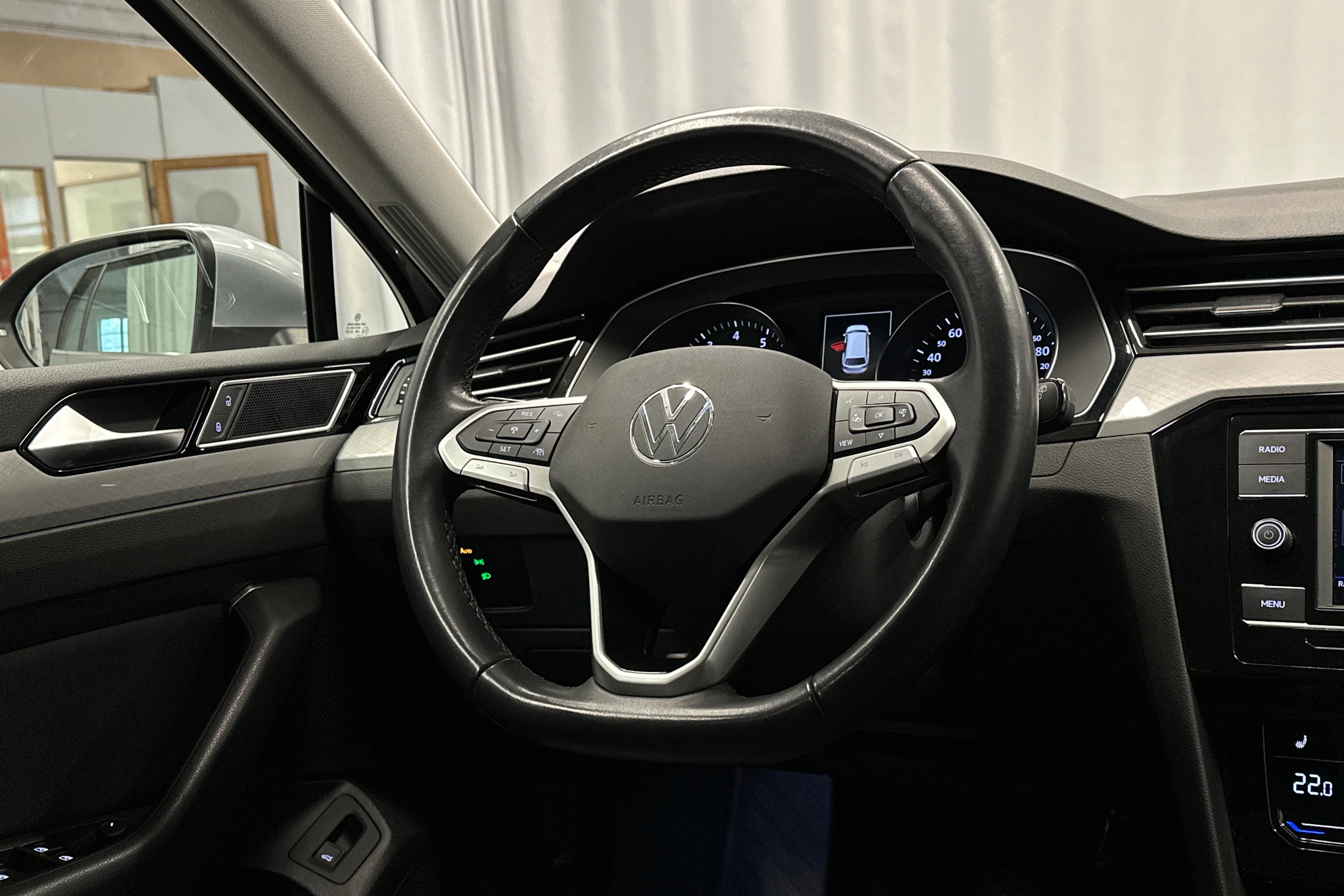 harmaa Volkswagen Passat 2024 kuva 14.