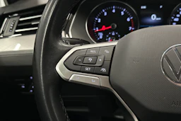 harmaa Volkswagen Passat 2024 kuva 15.