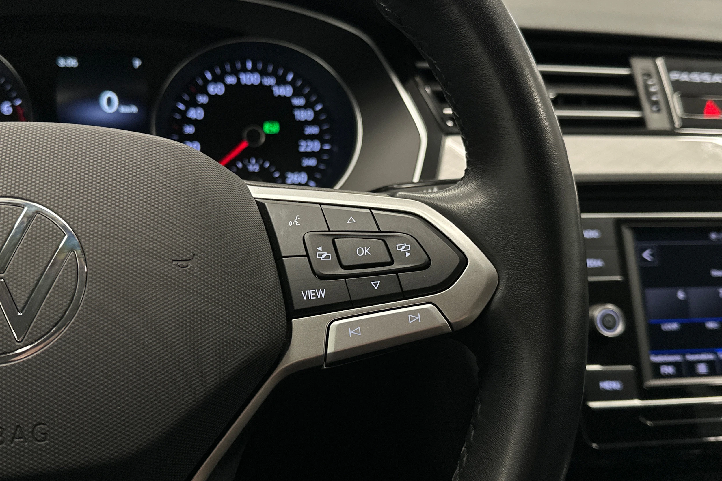 harmaa Volkswagen Passat 2024 kuva 16.