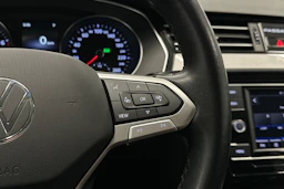 harmaa Volkswagen Passat 2024 kuva 16.