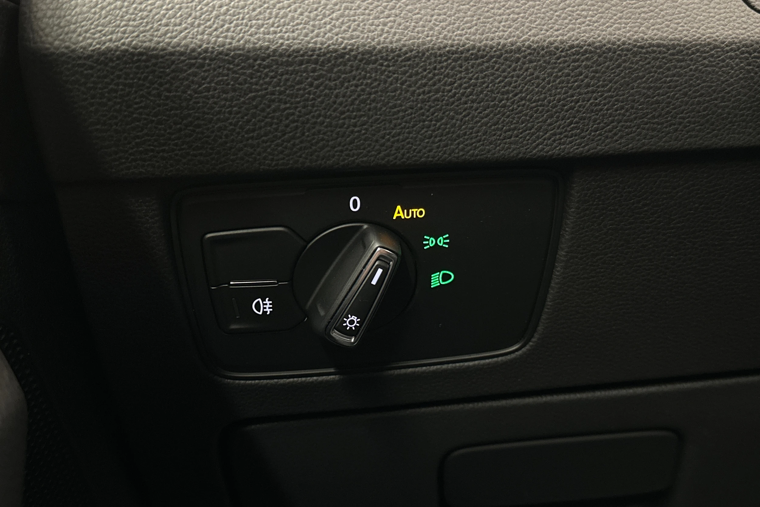 harmaa Volkswagen Passat 2024 kuva 17.