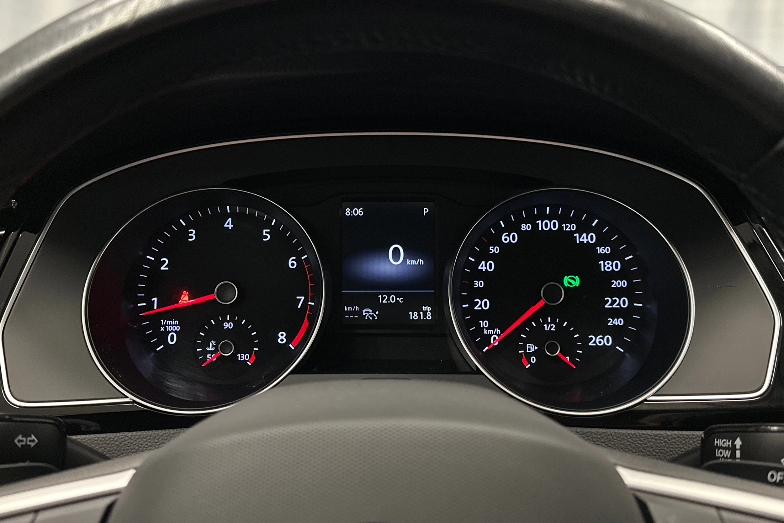 harmaa Volkswagen Passat 2024 kuva 18.