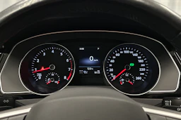 harmaa Volkswagen Passat 2024 kuva 18.