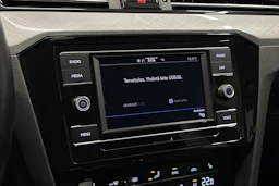 harmaa Volkswagen Passat 2024 kuva 19.
