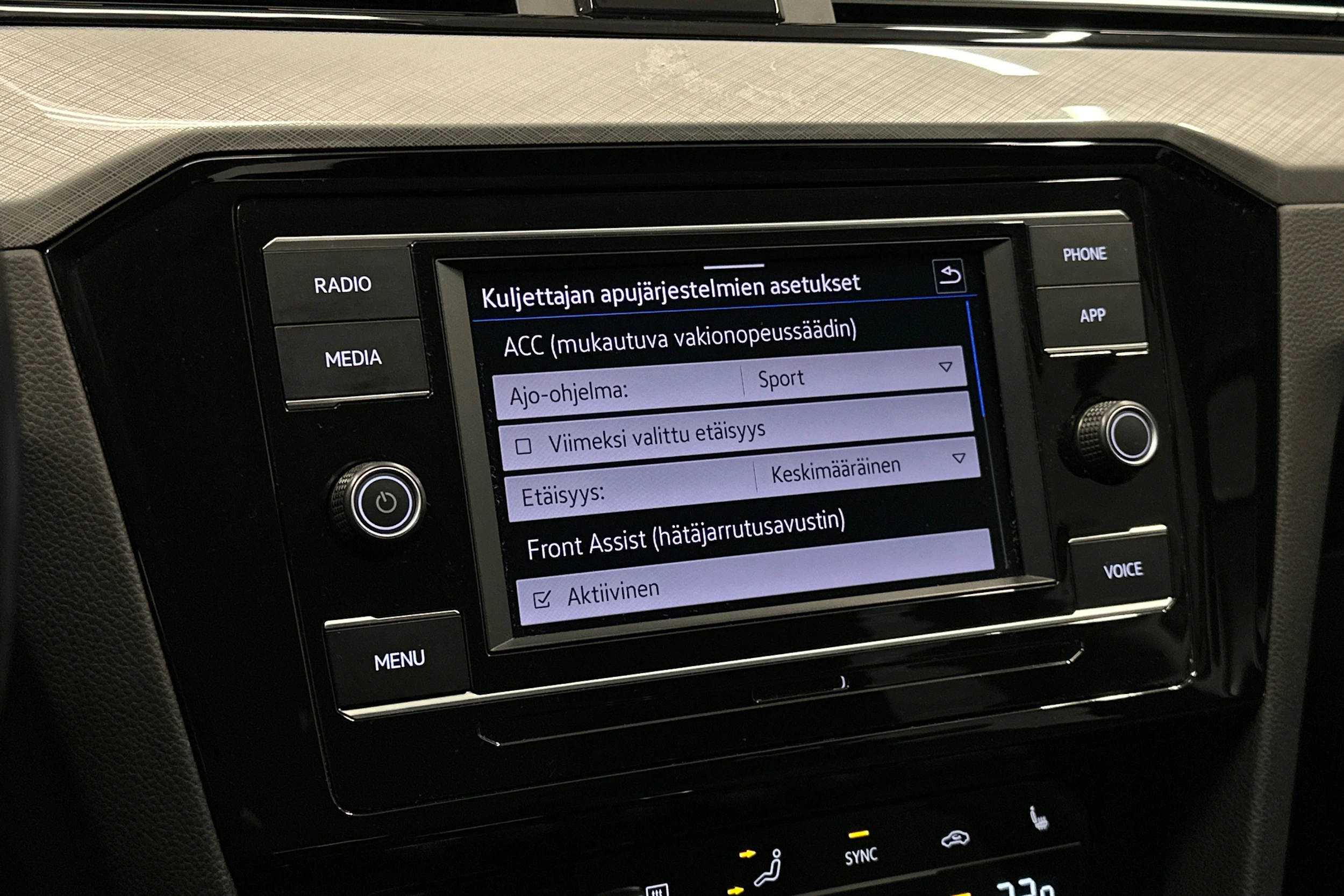 harmaa Volkswagen Passat 2024 kuva 20.