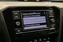 harmaa Volkswagen Passat 2024 kuva 20.