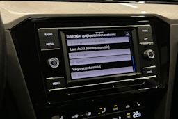 harmaa Volkswagen Passat 2024 kuva 21.