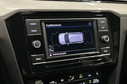 harmaa Volkswagen Passat 2024 kuva 22.