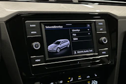 harmaa Volkswagen Passat 2024 kuva 24.