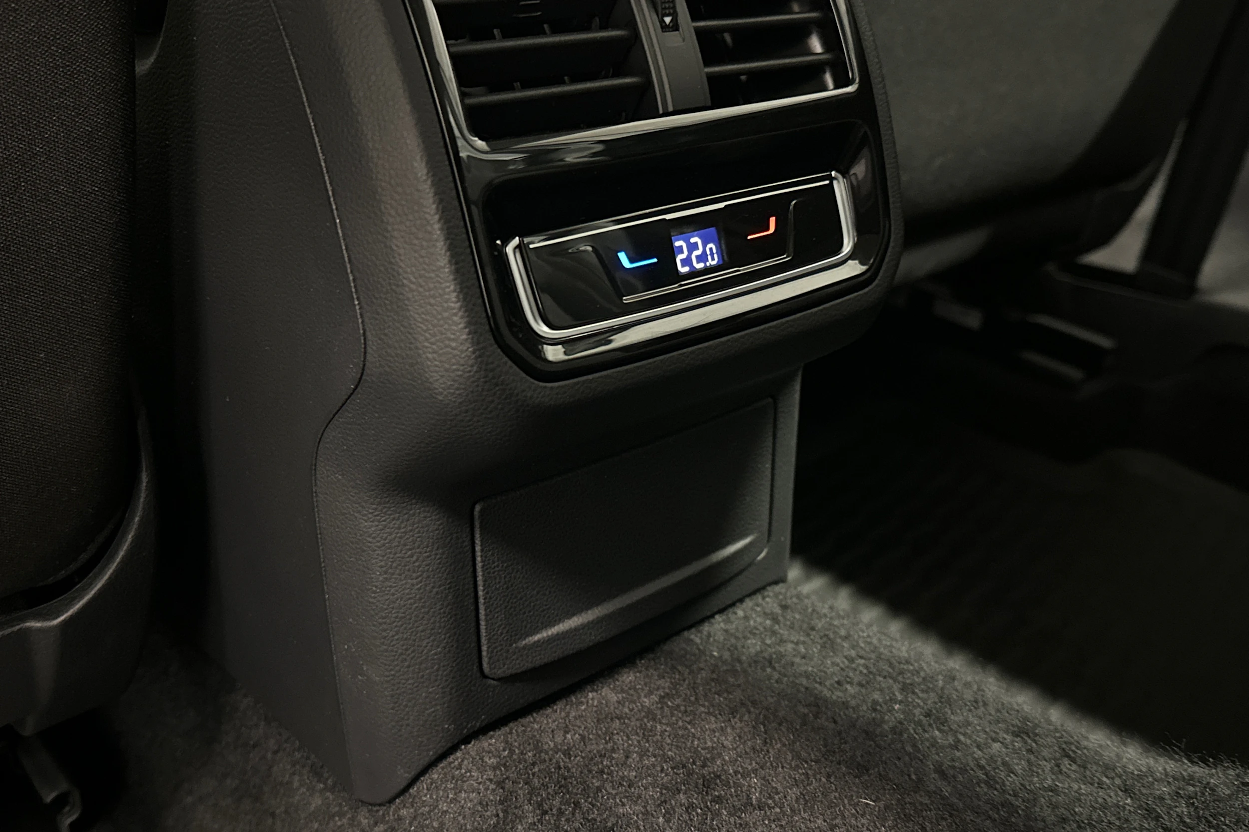harmaa Volkswagen Passat 2024 kuva 26.