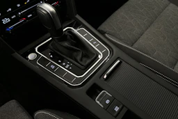 harmaa Volkswagen Passat 2024 kuva 27.