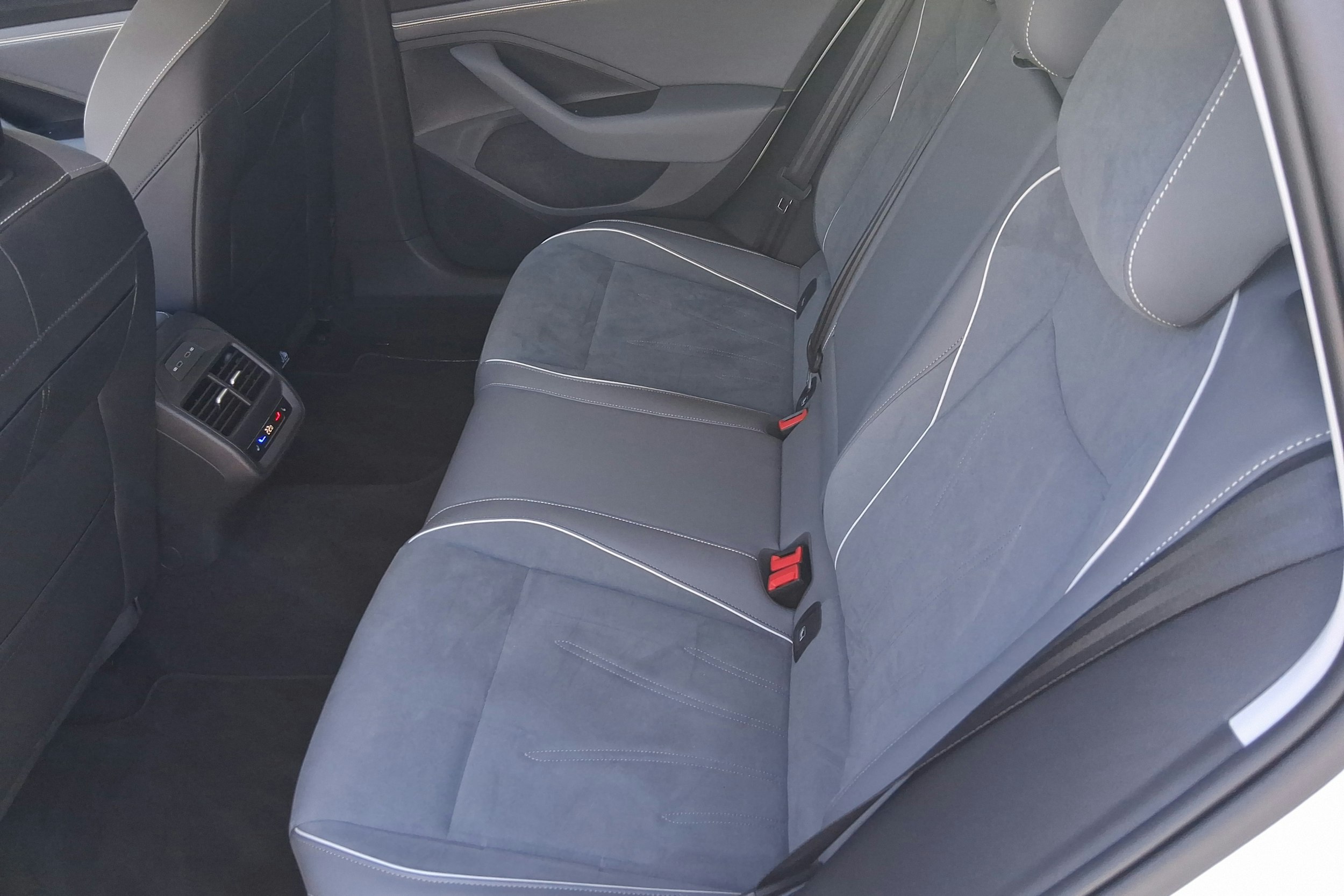 valkoinen Volkswagen Passat 2024 kuva 8.