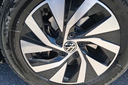 valkoinen Volkswagen Passat 2024 kuva 9.
