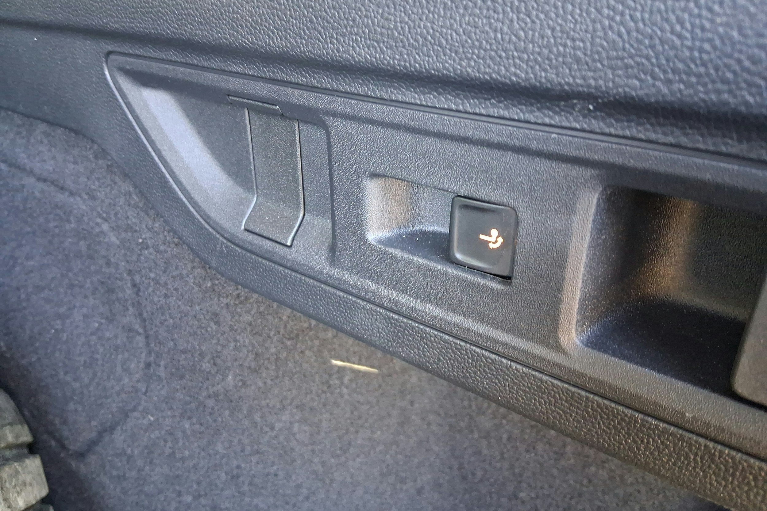 valkoinen Volkswagen Passat 2024 kuva 12.