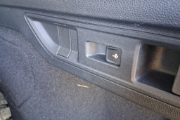 valkoinen Volkswagen Passat 2024 kuva 12.