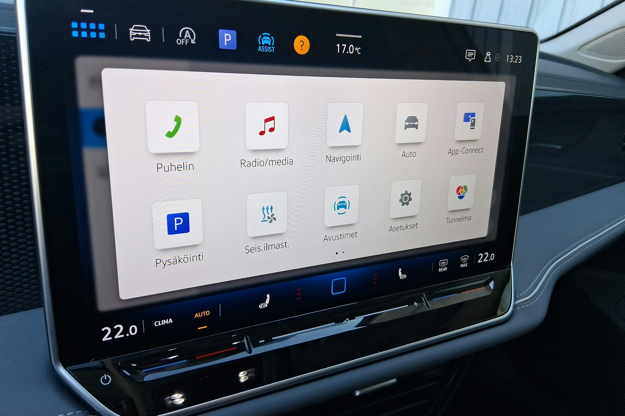 valkoinen Volkswagen Passat 2024 kuva 14.